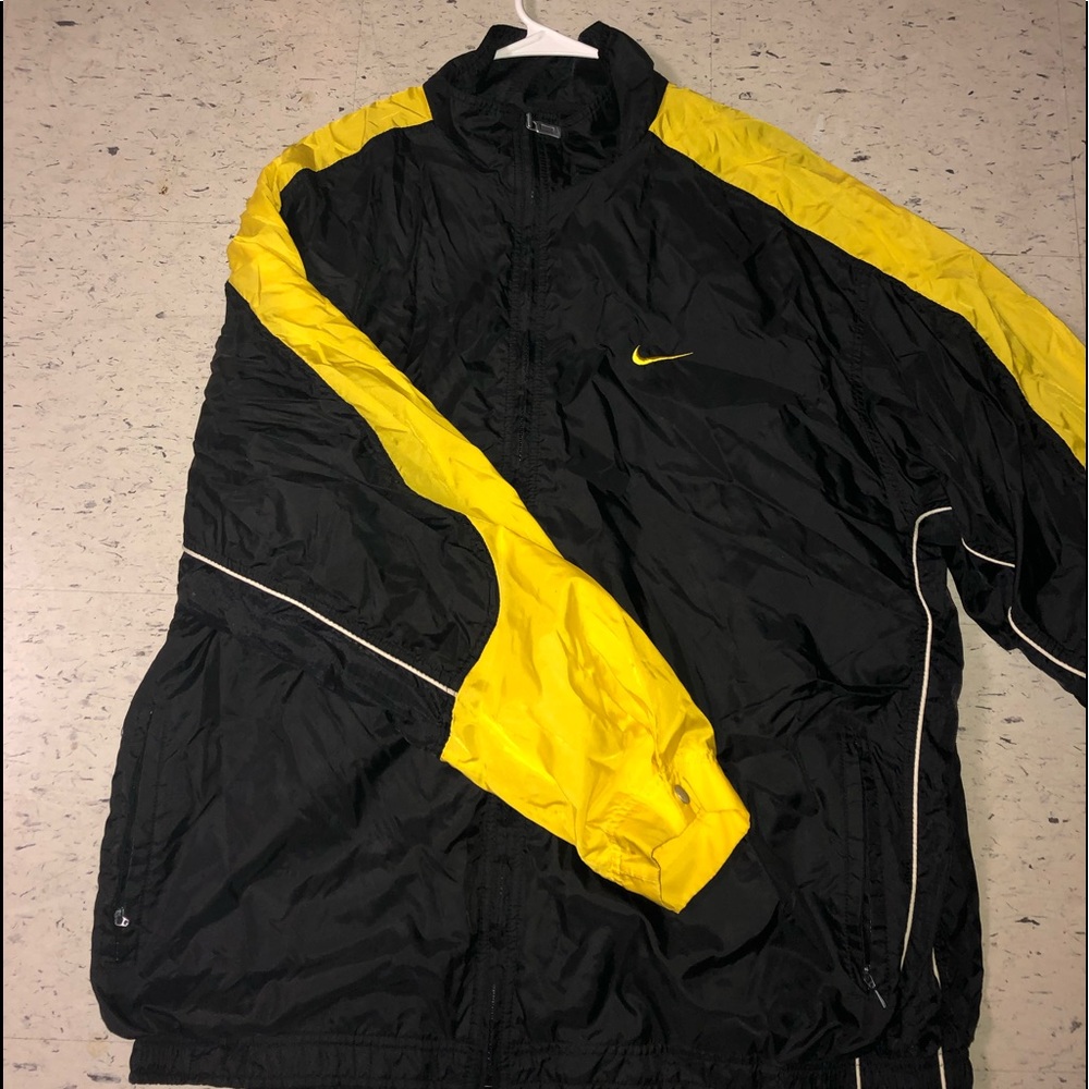 Vintage 90s men’s yellow/black NIKE windbreaker.